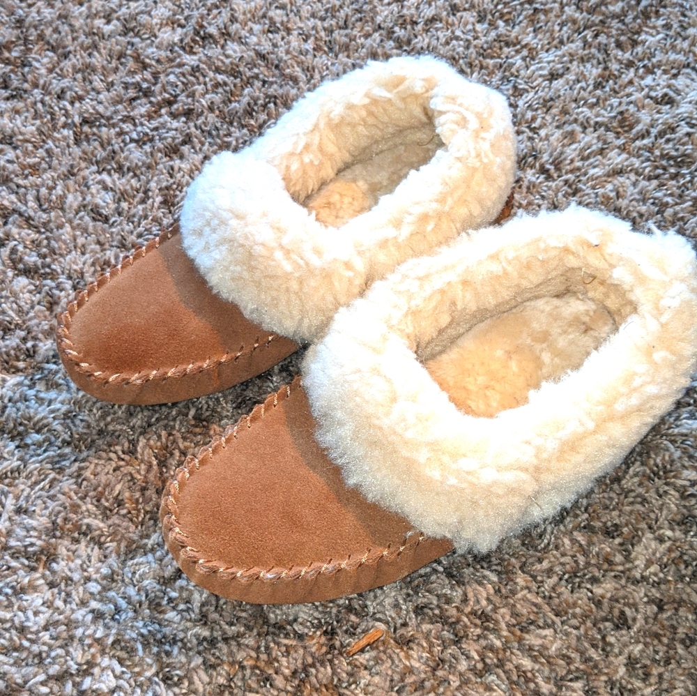 BearPaw sued brown fuzzy slippers